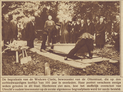 870166 Afbeelding van de begrafenis van de oudste inwoonster van Utrecht, de weduwe Clarie (101 jaar), op de 1e ...